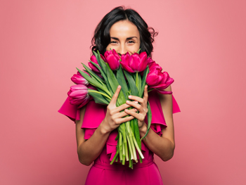Mit Blumen alles Liebe zum Frauentag wünschen Mit Blumen alles Liebe zum Frauentag wünschen