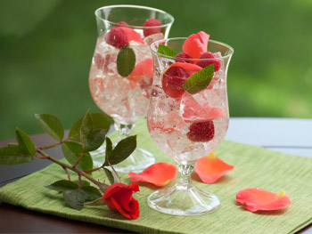 Drei Rezepte für sommerliche Cocktails mit Blumen Drei Rezepte für sommerliche Cocktails mit Blumen