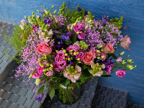 Zum 40. Geburtstag Frau mit Blumen &uuml;berraschen